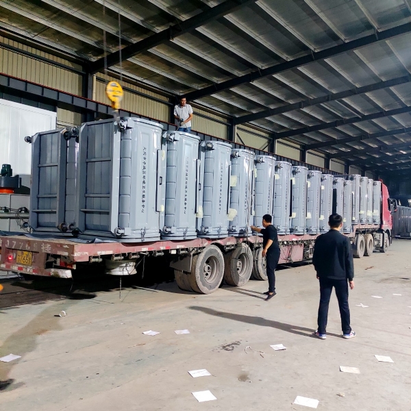 勾臂垃圾箱裝車(chē)準(zhǔn)備發(fā)貨，目的地山西大同