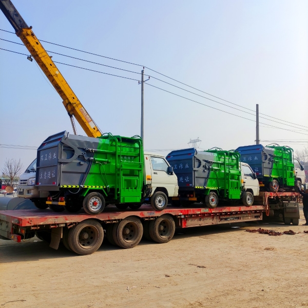 十二輛掛桶垃圾車(chē)裝車(chē)中，準(zhǔn)備發(fā)往哈爾濱