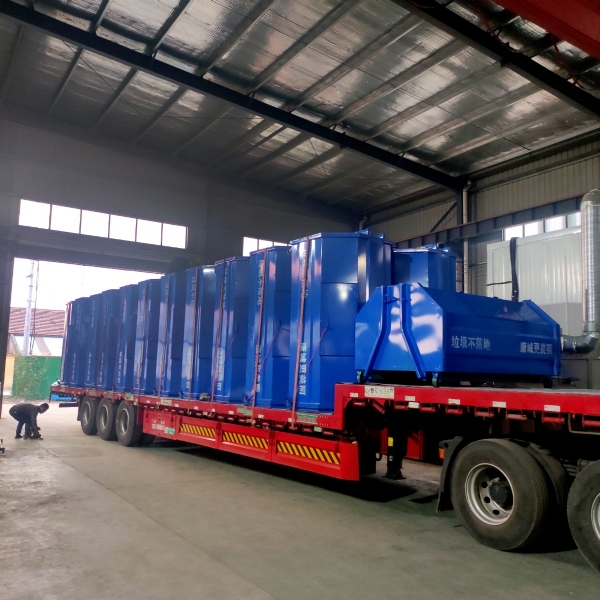 勾臂垃圾箱整裝待發(fā)，目的地康城