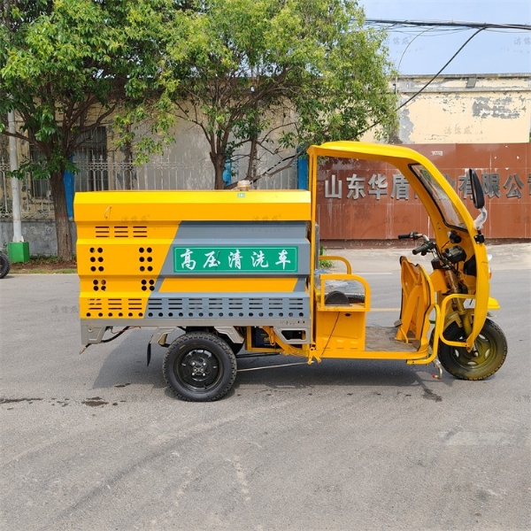 電動(dòng)三輪高壓清洗車半封閉駕駛室