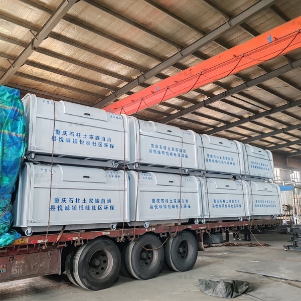 15個勾臂垃圾箱發(fā)往重慶