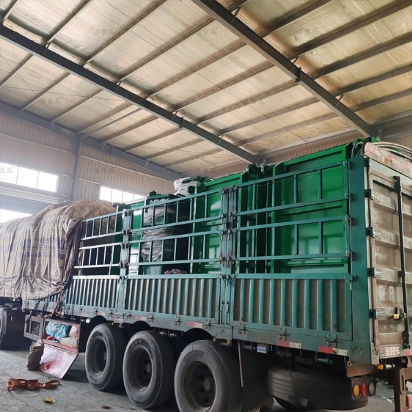 6個勾臂垃圾箱和47個鐵垃圾桶4個分類果皮箱發(fā)往甘肅