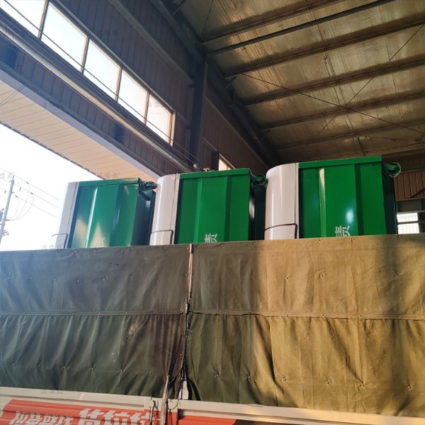 3個勾臂垃圾箱發(fā)往陜西西安